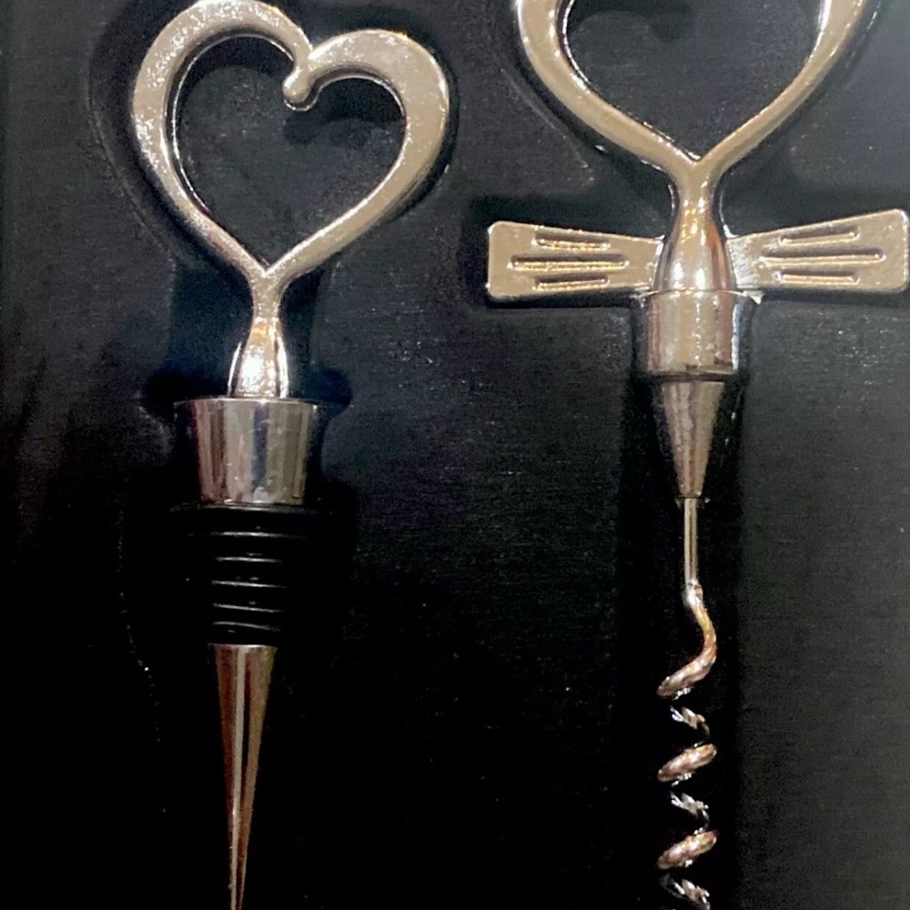Heart Shaped Wine Stopper and Corkscrew Set new in box